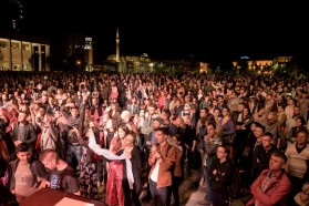 Mehr als 4000 Besucher am Vjosa Konzert am Hauptplatz in Tirana